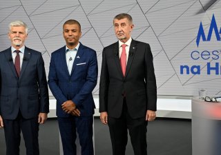 Debata prezidentských kandidátů Andreje Babiše (vpravo) a Petra Pavla (vlevo) v televizi Nova s moderátorem Reyem Korantengem.