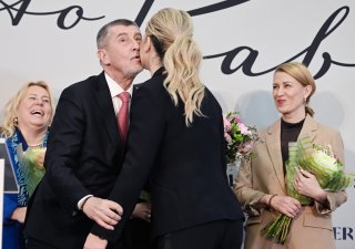 Andrej Babiš s manželkou Monikou po prvním kole prezidentských voleb. Šéfka kampaně Tünde Bartha (vpravo) v ANO končí.