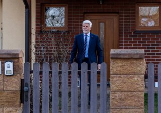Nově zvolený Petr Pavel vychází ze svého domu první den po volbách