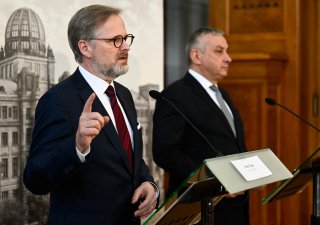 Premiér Fiala a ministr Síkela (vpravo) na tiskové konferenci.