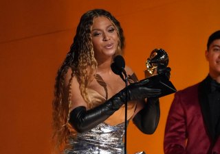 Beyoncé přebírá cenu za nejlepší taneční/elektronické hudební album za skladbu „Renaissance“.