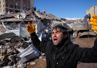 Počet obětí zemětřesení v Turecku a Sýrii je přes 23 tisíc.