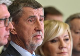 Předseda opozičního ANO Andrej Babiš (uprostřed) dvakrát odmítl respektovat rozhodnutí koaliční většiny ve Sněmovně o omezení řečnické doby pro všechny a opustit řečniště.