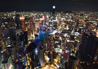 Skokan bungee jumpingu skáče v noci z Kuala Lumpur Tower během tradiční každoroční akce KL Tower International Jump v Kuala Lumpur, Malajsie, v sobotu 4. února 2023.