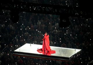 Popová hvězda Rihanna během svého vystoupení v přestávce finále amerického Super Bowlu v únoru 2023.