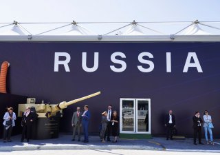 Ruští prodejci zbraní na veletrhu IDEX.