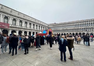 Náměstí Svatého Marka v Benátkách bývá plné turistů.
