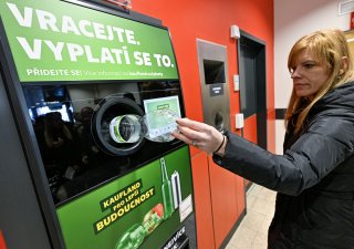 Obchodní řetězec Kaufland představil pilotní projekt systému zpětného odběru PET lahví a plechovek v únoru.