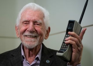 Marty Cooper, považovaný za otce mobilních telefonů, zapózoval s první mobilním telefonem Motorola DynaTAC 8000x na Mobile World Congressu 2023 v Barceloně.