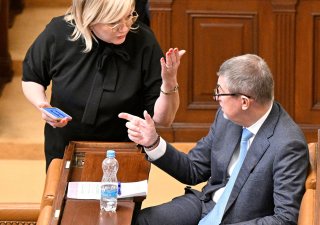 Poslankyně Alena Schillerová (ANO) během schůze Sněmovny debatuje s Andrejem Babišem.