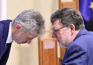 Ministr financí Zbyněk Stanjura a předseda senátu Miloš Vystrčil na schůzi horní komory, která projednala snížení valorizace důchodů