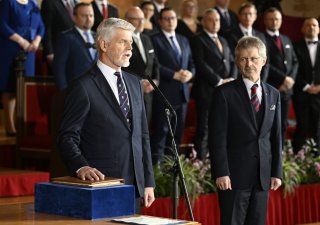 Petr Pavel složil prezidentský slib s rukou na Ústavě ČR.