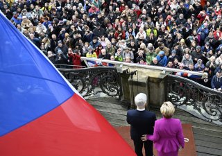 Pavel na Hrad. Inaugurace nově zvoleného prezidenta Petra Pavla, 9. března 2023, Pražský hrad. Prezident Petr Pavel a první dáma Eva Pavlová zdraví přihlížející z balkonu na třetím hradním nádvoří.