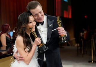 Michelle Yeoh (vlevo) a Brendan Fraser pózují se svými Oscary.