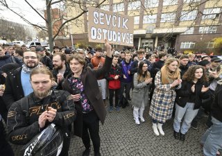 Studenti demonstrovali proti děkanu Národohospodářské fakulty Miroslavu Ševčíkovi.