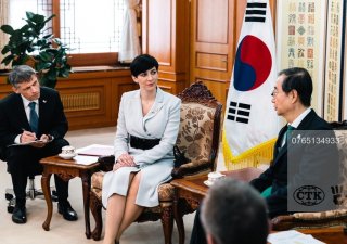 Předsedkyně Poslanecké sněmovny Markéta Pekarová Adamová při setkání s jihokorejským premiérem Han Duk-soem, 23. března 2023, Soul.