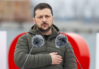 Ukrajinský prezident Volodymyr Zelenskyj na pietní akci u příležitosti prvního výročí masakru v Buči.