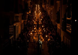 Členové katolického bratrstva 'Cristo de la Buena Muerte' se účastní procesí ve španělské Zamoře, počátkem úterý 4. dubna 2023.