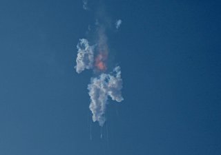 Obří dopravní systém Starship od společnosti SpaceX odstartoval ke svému prvnímu testovacímu letu bez posádky, krátce nato však ve vzduchu explodoval.