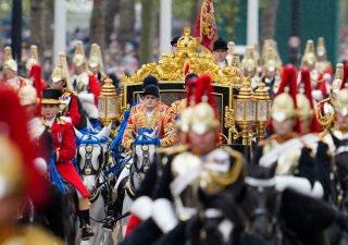Král Karel III. s manželkou Camillou v kočáře přijíždí na ceremonii ve Westminster Abbey.
