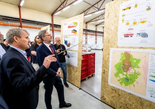 Premiér Petr Fiala z ODS (druhý zleva) si prohlíží plány dolování ve společnosti Geomet, která má na starosti projekt těžby lithia na Cínovci. Snímek je z 16. května 2023