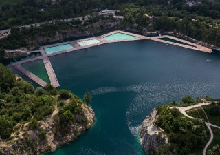 Druhou přezdívku polské Maledivy si vysloužil vodní ráj Zakrzówek rovněž nedaleko Krakova. Stejně jako Gródek nabízí vstup zdarma a kromě zatopeného lomu je zde i veřejné koupaliště pro tisíc osob