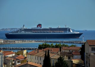 Osobní výletní loď Queen Mary 2 opouští francouzský středomořský přístav Marseille, Francie - 15. června 2023