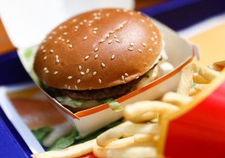 Big Mac nelže. Dolar výrazně posiluje, euro ztrácí