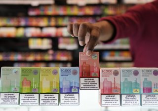 Začínají přísnější pravidla pro prodej e-cigaret, obchody je mohou doprodat