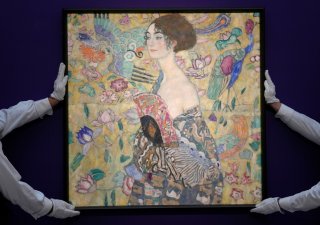 Obraz rakouského malíře Gustava Klimta Dáma s vějířem se stal nejdražším obrazem prodaným v evropské aukci, nový majitel za něj zaplatí 85,3 milionu liber (2,35 miliardy Kč). Portrét z roku 1918 byl hlavním lákadlem dnešní dražby aukční síně Sotheby's, která ho nabídla s vyvolávací cenou 58 milionů liber. Po dramatickém souboji zájemců ale dosáhl kladívkové ceny 74 milionů liber. Do konečné ceny se promítla ještě aukční přirážka.