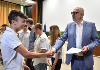 Konec školního roku na základní škole v Brně, vysvědčení žákům předával ministr školství Mikuláš Bek.