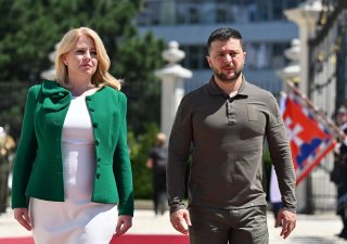 Ukrajinský prezident Zelenskyj přijel na návštěvu Slovenska, kde ho přijala slovenská prezidentka Zuzana Čaputová