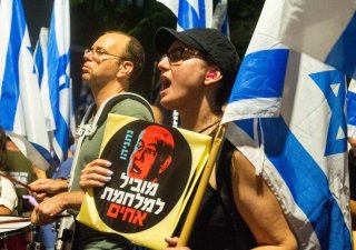 Protesty odpůrců reformy, kterých se od ledna opakovaně účastní desítky tisíc Izraelců