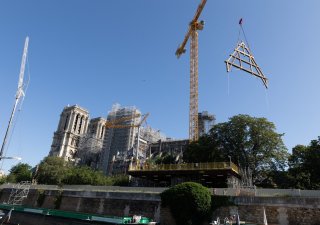 První 15 metrů dlouhý a 10 metrů vysoký dřevěný příhradový nosník je 11. července 2023 nasazován na své místo v katedrále Notre Dame během její obnovy po masivním požáru před čtyřmi lety.