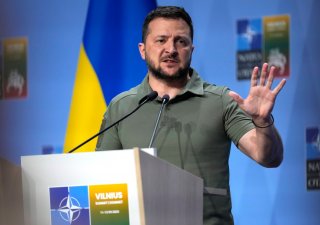 Zelenskyj ze summitu NATO odjíždí se sliby další podpory, pozvánky se nedočkal