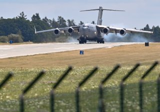 Přílet transportního letounu C-17 americké armády s dodávkou prvních dvou bitevních vrtulníků Bell AH-1Z Viper na 22. základnu vrtulníkového letectva, 26. července 2023, Náměšť nad Oslavou, Třebíčsko.