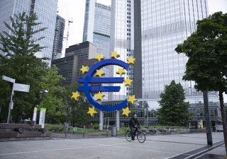 Sníží ECB sazby již nyní? Kdyby chtěla šokovat trhy, tak ano