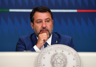 Itálie zavádí 40procentní daň z letošních mimořádných zisků bank. Vybrané peníze chce podle místopředsedy vlády a ministra infrastruktury Mattea Salviniho použít na pomoc držitelům hypoték a na snížení daní.