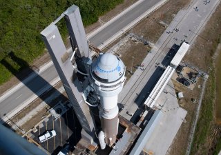 Vesmírná loď Starliner od společnosti Boeing nebude připravena k prvnímu letu s posádkou dříve než v březnu příštího roku.