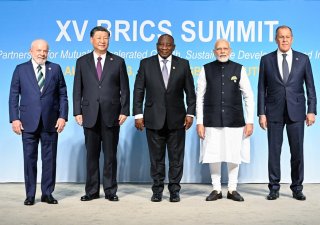Lídři skupiny rozvíjejících se zemí BRICS na summitu v Johannesburgu tento týden rozhodli, že pozvou dalších šest zemí, aby se staly novými členy bloku