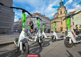 O zavedení regulace pro elektrické koloběžky již uvažuje i pražský magistrát