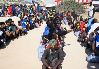 Lampedusa vyhlásila kvůli migraci stav nouze, sicilský farář hovoří o apokalypse