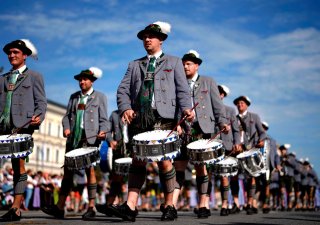 Tradiční Oktoberfest čelí kulturní válce. Ne kvůli pivu, ale biokuřatům