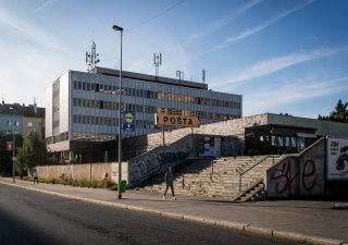 Praha koupí budovu České pošty v ulici Na Strži