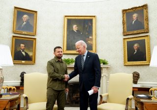 Americký prezident Joe Biden schválil novou vlnu vojenské pomoci Ukrajině, kterou Pentagon vyčíslil na 325 milionů dolarů (7,5 miliardy Kč). Řekl to po schůzce s ukrajinským prezidentem Volodymyrem Zelenským.