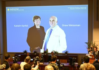 Nobelovu cenu za lékařství mají Maďarka a Američan za vakcíny mRNA proti covidu