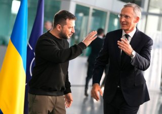 NATO bude pokračovat v podpoře Ukrajiny, ujistil Zelenského Stoltenberg