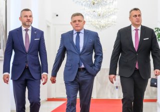 Předseda Hlas-SD Peter Pellegrini, předseda SMER-SD Robert Fico a předseda SNS Andrej Danko při slavnostním aktu podpisu memoranda o porozumění, v budově NR SR v Bratislavě