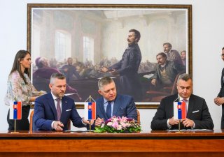 Předseda Hlas-SD Peter Pellegrini, předseda SMER-SD Robert Fico a předseda SNS Andrej Danko při slavnostním aktu podpisu memoranda o porozumění, v budově NR SR v Bratislavě