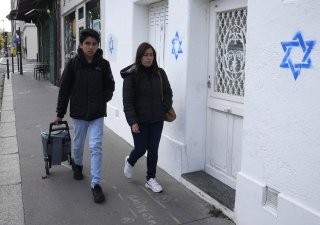 Francie vyšetřuje, zda za kresbami Davidovy hvězdy na domech v Paříži není Rusko